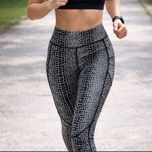 FMFM FEED ME FIGHT ME PATTERNED LEGGINGS SIZE MEDIUM